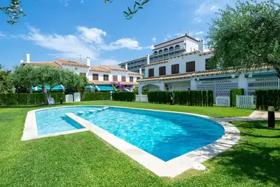 Image de Maison avec piscine et terrasse à 250m plage
