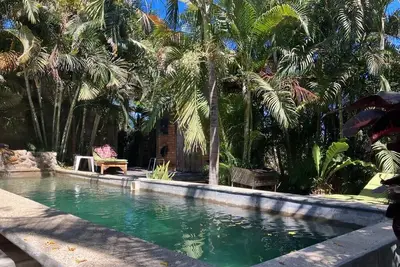 Image de Studio casita with extra bed in loft. Fun artistic space with pool