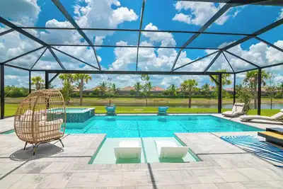 Image de Your Own Paradise With Resort Style Pool and Spa -3 bedrooms +Den, 3 bths, 3 car