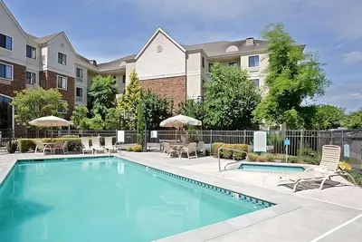 Image de Make Your Trip More Enjoyable! Near Orchards Park West, Free Breakfast, Pool!