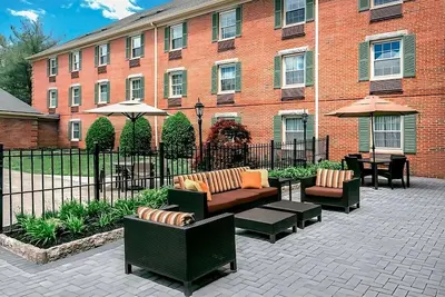 Image de Enjoy a Hassle-Free Stay! Close to Lincroft Village Green, Pet-Friendly!