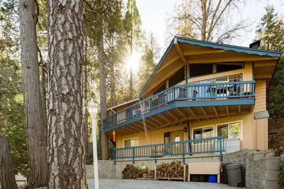 Image de Cozy Woods Cabin is a 3bd 2ba cottage.