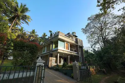 Image de \"serene Stream: 5-bed Luxury Haven Near Athirappilly\"
