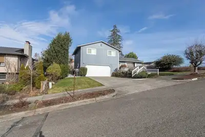 Image de Cheerful beautiful home with fully fenced backyard in North Tacoma