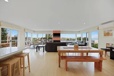 Image de Magnificent sea & country views, minutes walk to both beaches - Smiths and Ycw