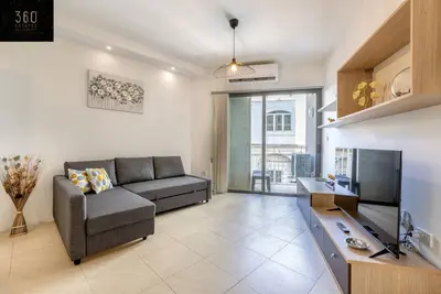 Image de Wonderful designer 2br home with large Sofa and Tv