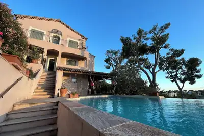 Image de Belle villa au dessus du port dans la verdure