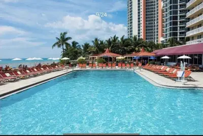 Image de Summer Sale Waterfront Resort on the beach to relax! Cozy Great remodeled apart