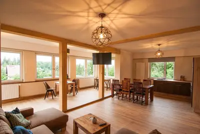 Image de Großzügige Wohnung mit Stilvoller Möblierung, Sauna und Garten