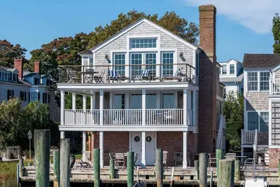 Image de Morse Ferry House - Deluxe Waterfront home on Edgartown Harbor w lighthouse view