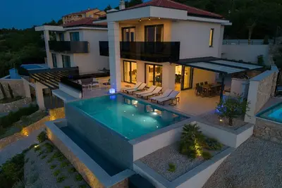 Image de Luxuriöse Villa mit Pool und Fantastischem Blick auf das Meer