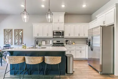Image de Your Perfect Temporary Home in Central Edmond!