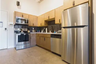 Image de 2br Tech-Powered Suite -2 Min Walk to Casino, Gastropub, Nightlife-Pet Friendly!