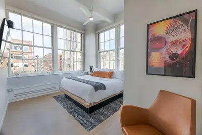 Image de Newly Renovated 2br - Walk to Hard Rock Casino, Restaurants, Bars, Pet Friendly!