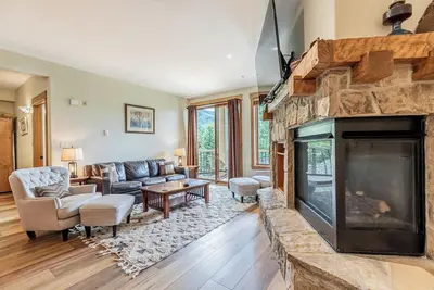 Image de EagleRidge Lodge | 2bd + Den | Walk to Gondola | Pool, Hot Tub and More!