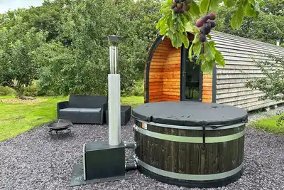 Tyddyn Parthle Pod 1, romantic, with hot tub in Bontnewydd, Gwynedd