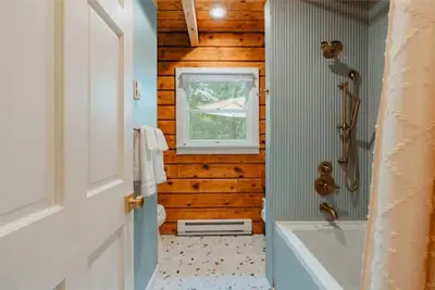 Image de Swan Lake Lakefront Cozy Modern Home w\/ cabana, central air, kids room. \n