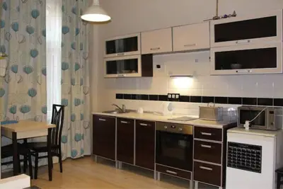 Image de lovely 1 bedroom condo in city center 2\n