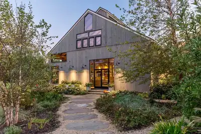 Image de Architecturally Remarkable Private Estate: entire property with full amenities