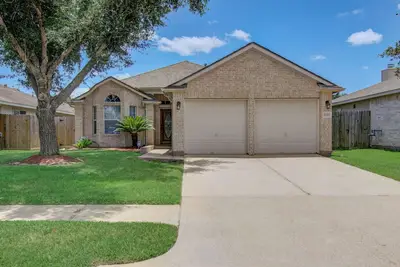 Image de Home Away from Home. Cozy family; open space in a nice community.