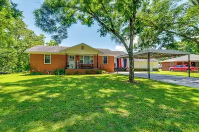 Image de Pet-Friendly Douglasville Home w\/ Screened Porch!