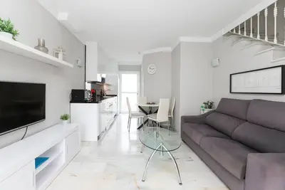 Sunny townhouse  - great hotel facilities