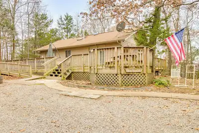 Image de Serene Yellville Retreat w/ Hot Tub on 85 Acres