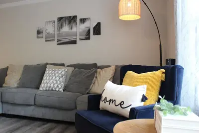 Image de Brand New! ! The Emerald Hideaway. Located in the heart of Emerald Isle