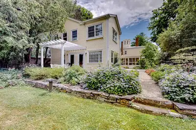 Image de Dog-friendly historic cottage with deck, grill, kitchenette, & washer\/dryer