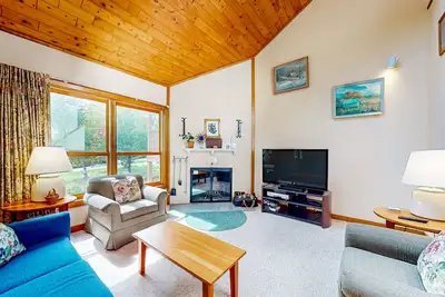 Image de 2nd-floor ski chalet with mountain views, indoor pool, hot tub, sauna, & gym