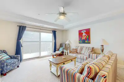 Image de Waterfront condo with shared pool, gym & game room, close to everything