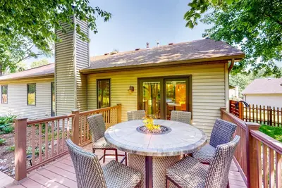 Image de Dog-friendly well-stocked home with enclosed yard & firepit - on quiet street
