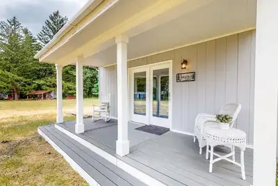 Image de Serene Retreat by the Creek - Open-Concept Layout