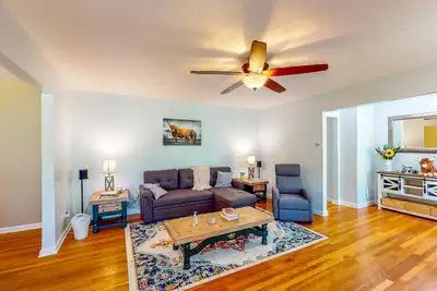 Image de Charming home on sprawling acreage with magnificent views & game room