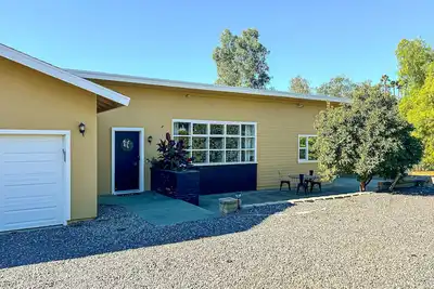 Image de Farmhouse in wine country