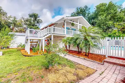 Image de Renovated retreat with pool, firepit, balcony, & bikes - snowbird-friendly