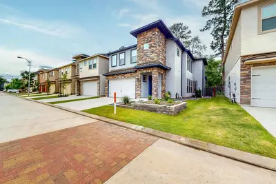 Image de Prime Location - Pool Access - Full Kitchen - W\/D