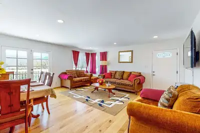 Image de Mountain-view home with private pool, putting green, grill, & dog-friendly yard