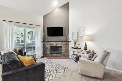 Image de Overland Park Condo, Close to Lakes & Parks!