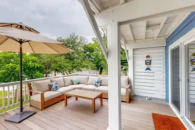 Image de Waterfront dog-friendly home with pier access, alfresco dining, & kayak
