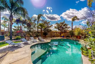 Image de Sprawling Home - Great Location, Large Yard & Pool