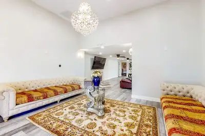 Image de Exquisite waterfront home with new construction, amazing views