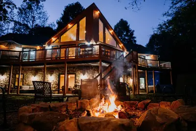 Image de Alpine River Escape - Secluded Chattahoochee Riverfront Luxury Log Cabin 5br 4ba