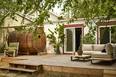 Image de 5 bedroom Rustic Farmhouse w acres of solitude, close to Niagara & Wine Country