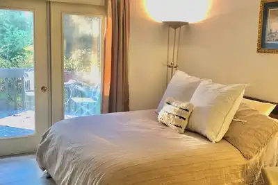Image de Unwind in a Expansive Treehouse Villa Retreat near Lake Tara in Fairfield Resort