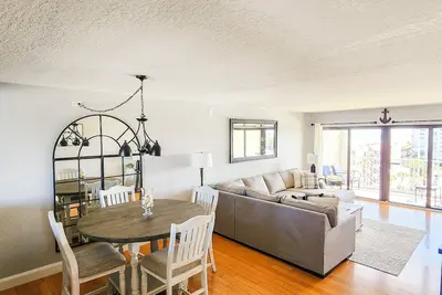 Image de New! Spacious Ocean View Condo on the Beach! 2b/2b with modern updates!