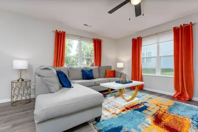 Image de Bright and Bold: Colorful Haven in Central Ilm