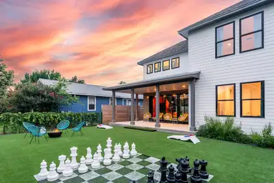 Image de Queen's Gambit - 7 Minutes from Downtown - Sleeps 16