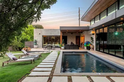 Image de Eastside Mansion with Pool—7 Mins to Rainey Street