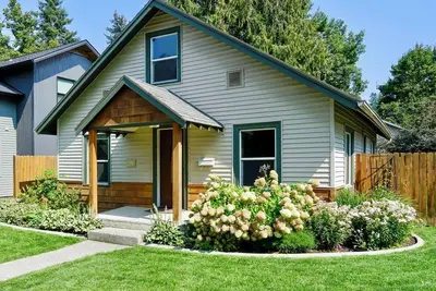 Image de -Jd’s Downtown Coeur d’ Alene Cottage-\nMinutes from the lake and Pet Friendly!